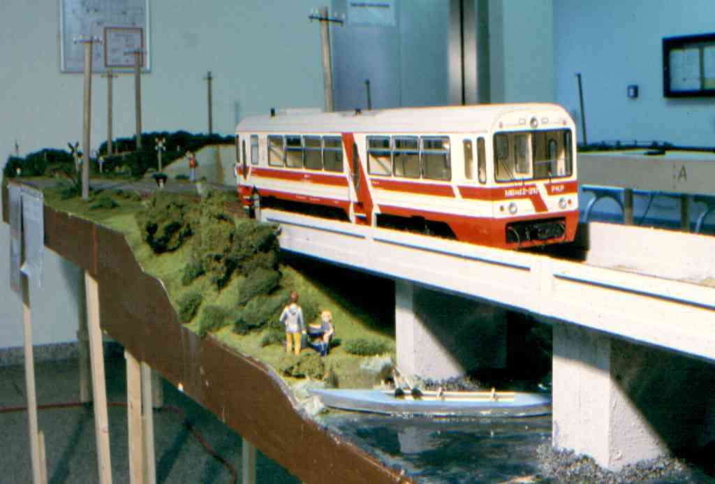 Der Triebwagen MBxd2 310 berquert als Personenzug die Vorflutbrcke